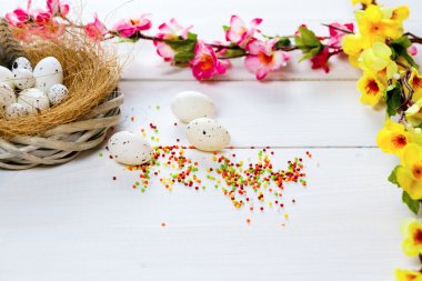 Paskalya yuva yumurta arka plan ile 