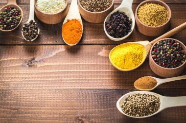 tahta kaşıklar içinde renkli baharatlar 