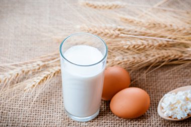 bardak süt, yumurta ve peynir