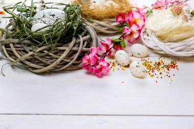 Paskalya çiçekler ve yuva yumurta ile 