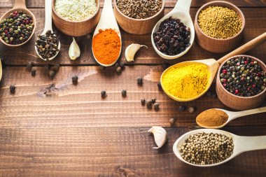 tahta kaşıklar içinde renkli baharatlar 