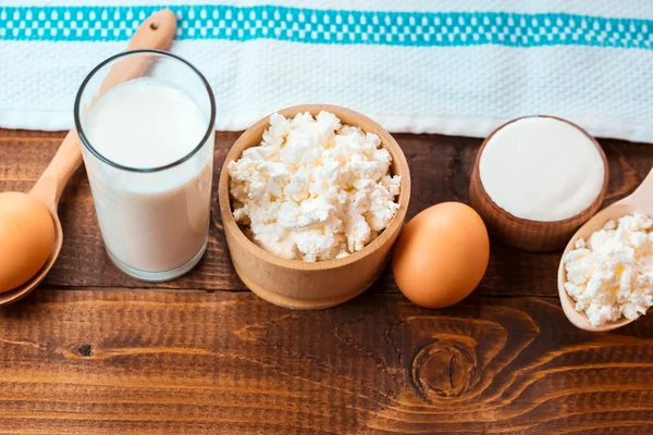 Crema agria, leche, queso, yogur y huevos . —  Fotos de Stock