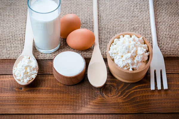 Crema agria, leche, queso, yogur y huevos . — Foto de Stock