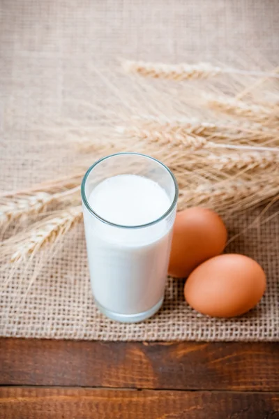 牛乳、卵、小麦の耳のガラス — ストック写真