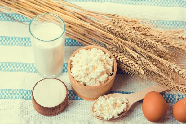 Vaso de leche, huevos y requesón —  Fotos de Stock