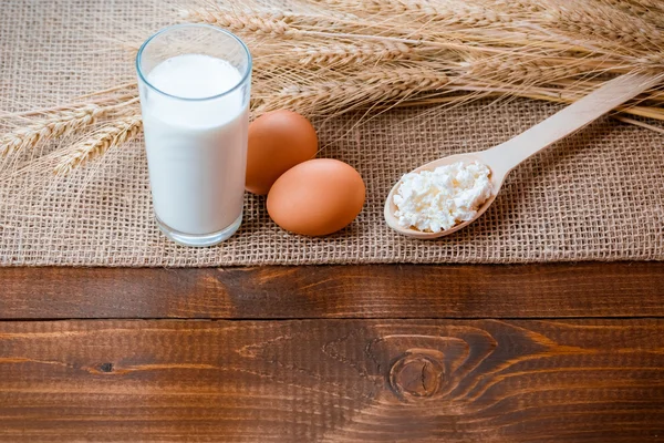 Vaso de leche, huevos y requesón — Foto de Stock