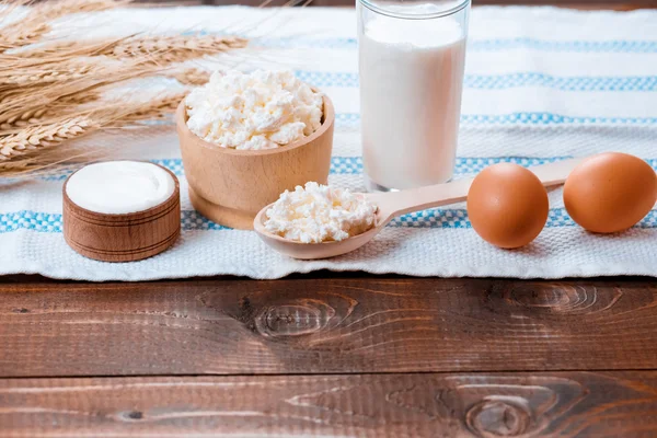 Vaso de leche, huevos y requesón —  Fotos de Stock