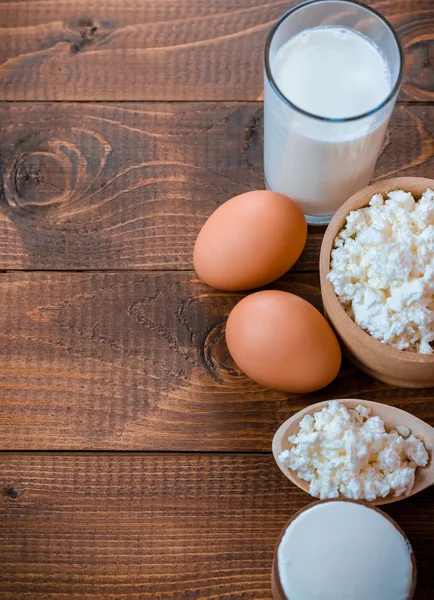 Leche, queso, crema agria y huevos — Foto de Stock