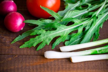 taze sağlıklı sebze ile eski kahverengi tahta