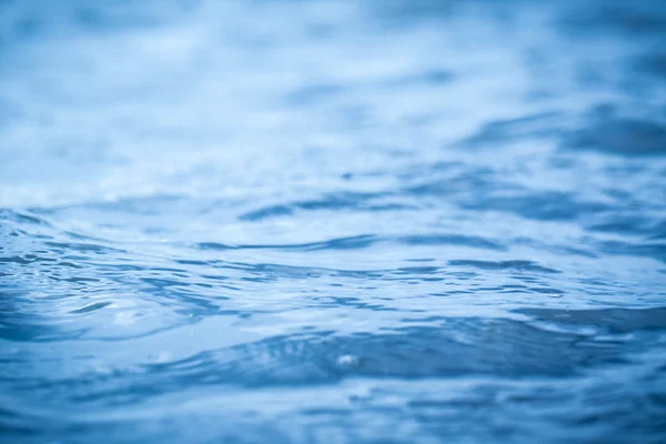 Welle auf dem sauberen blauen Wasser — Stockfoto