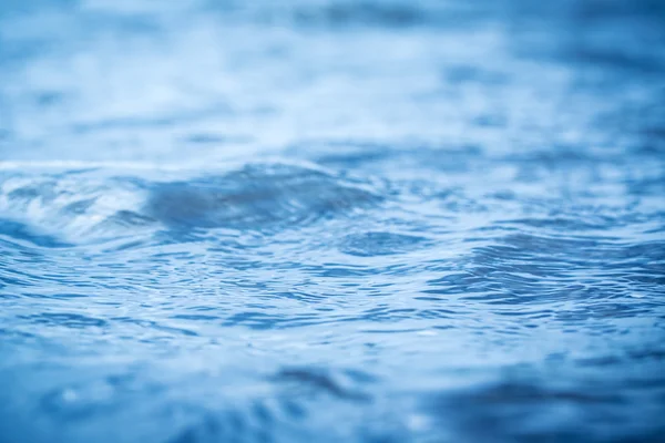 Våg på ren blå vatten — Stockfoto
