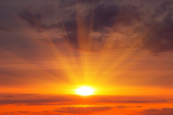Eldig orange solnedgång himmel — Stockfoto