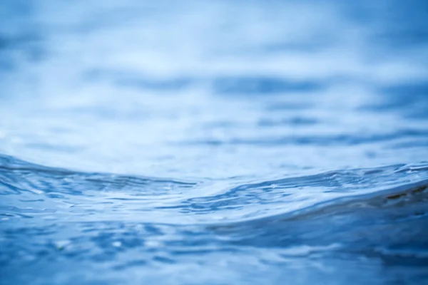 Vague sur l'eau bleue propre — Photo