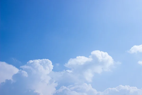 Blauer Himmel mit Wolken — Stockfoto