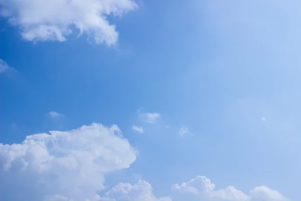 Blauwe lucht met wolken — Stockfoto