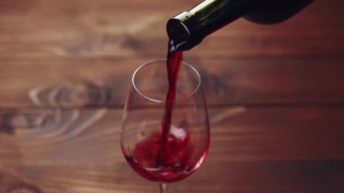 kırmızı şarap bardağa döküldü. 