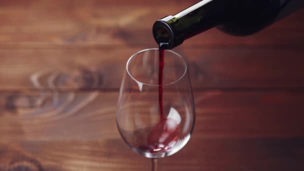 Κόκκινο κρασί χυμένο σε ποτήρι — Αρχείο Βίντεο