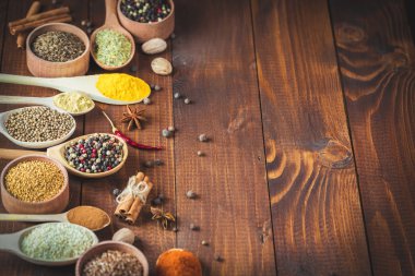 tahta kaşıklar içinde renkli baharatlar