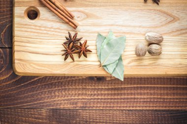 mutfak tahtası üzerinde renkli baharat