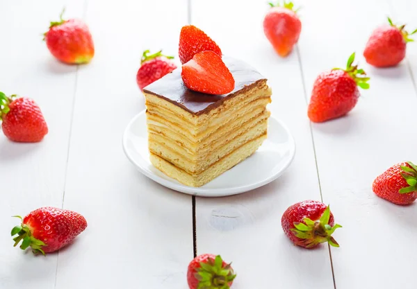 Hemgjord tårta med jordgubbar — Stockfoto