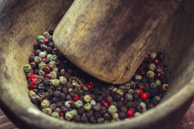 antika ahşap harç içinde biber karışımı