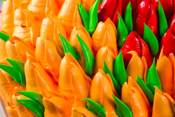 Bolo de aniversário adornado com tulipas — Fotografia de Stock