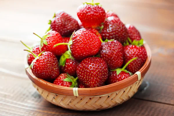 Frische Erdbeeren im Korb — Stockfoto