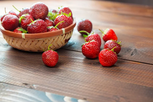 Fresas frescas en un mimbre — Foto de Stock