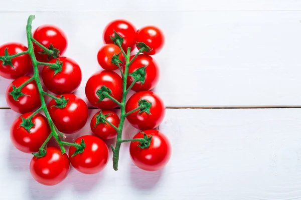 Güzel arka plan sağlıklı organik bir dal kiraz domates — Stok fotoğraf