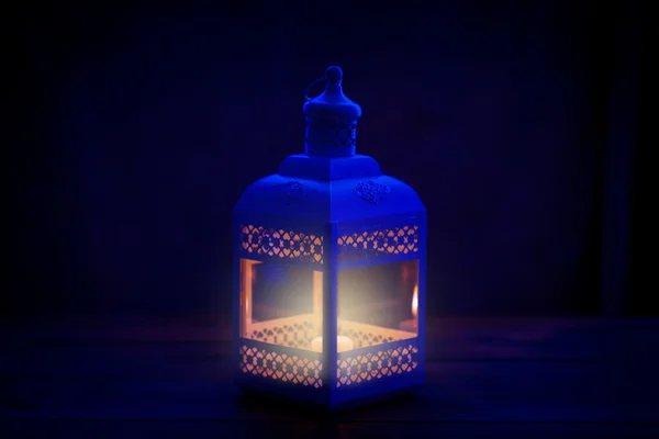 Fundo bonito com uma lanterna brilhante Fanus — Fotografia de Stock