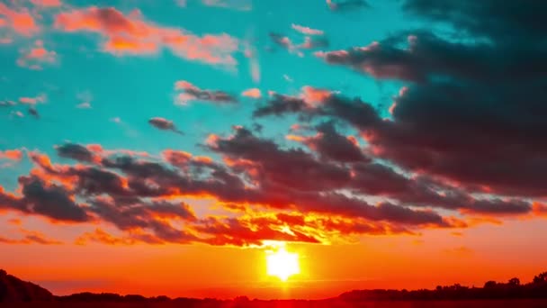 Un laps de temps du grand coucher de soleil orange que le soleil massif se couche dans l'horizon sur le lac et les arbres — Video