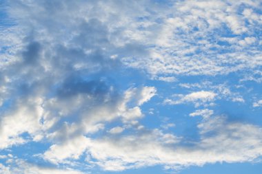 Mavi gökyüzünde beyaz kabarık bulutlar