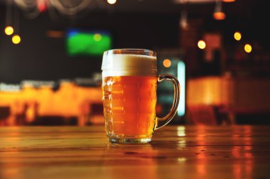 bir ahşap bar counter barda bira 