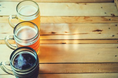 bir ahşap bar counter barda bira 