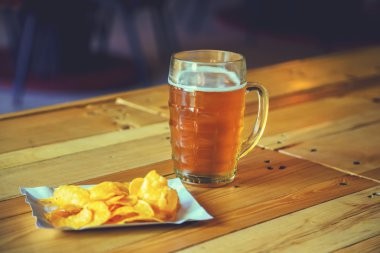 bir ahşap bar counter barda bira 