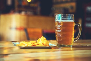 bir ahşap bar counter barda bira 