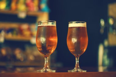 bir ahşap bar counter barda bira 