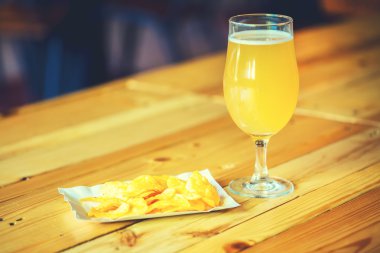 bir ahşap bar counter barda bira 