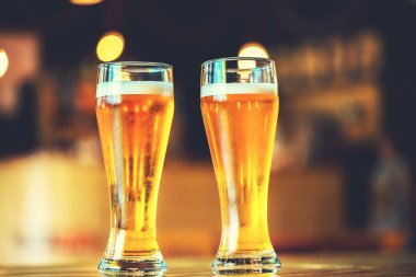 bir ahşap bar counter barda bira 