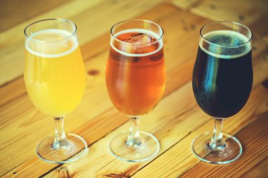 bir ahşap bar counter barda bira 