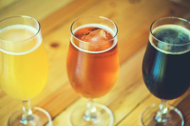 bir ahşap bar counter barda bira 