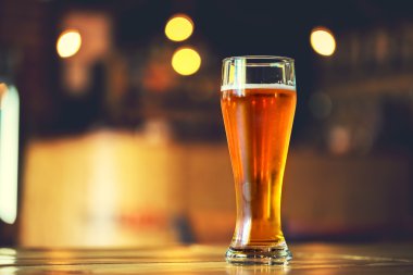 bir ahşap bar counter barda bira 