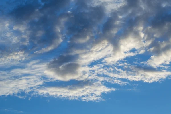 White fluffy clouds in the blue sky — Stock Photo, Image