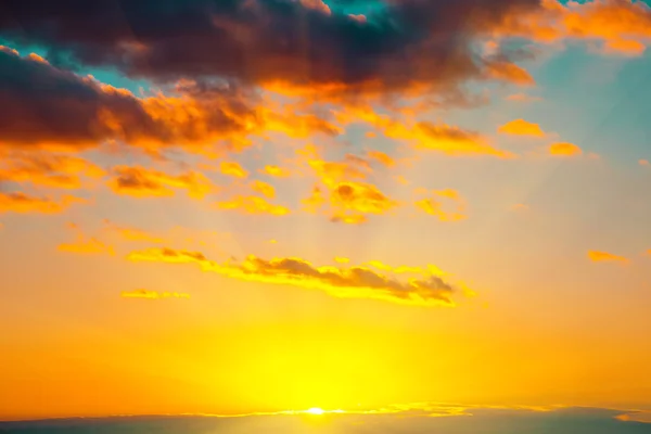 Bela paisagem escaldante do pôr-do-sol sobre o prado e o céu laranja acima dele. Surpreendente verão nascer do sol como um fundo. — Fotografia de Stock