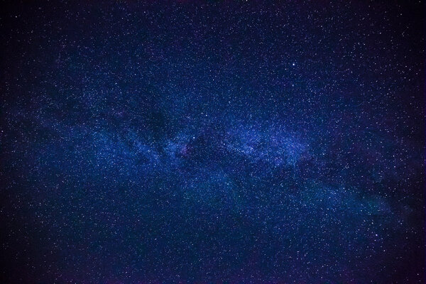 Красочный космический снимок, показывающий галактику Млечный Путь Вселенной со звездами и космической пылью
.