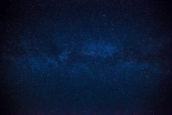 Farbenfrohe Weltraumaufnahme, die die Milchstraße des Universums mit Sternen und Weltraumstaub zeigt. — Stockfoto