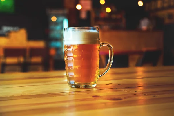 Bier auf Holztheke in Kneipe — Stockfoto