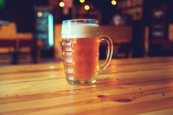 Öl på en trä bardisk i pub — Stockfoto