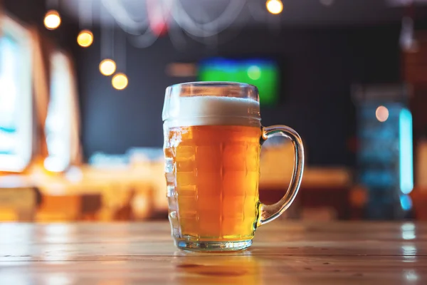 Birra sul bancone di un bar in legno nel pub — Foto Stock