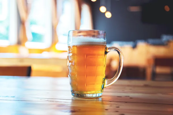 Cerveja em um balcão de madeira bar no pub — Fotografia de Stock